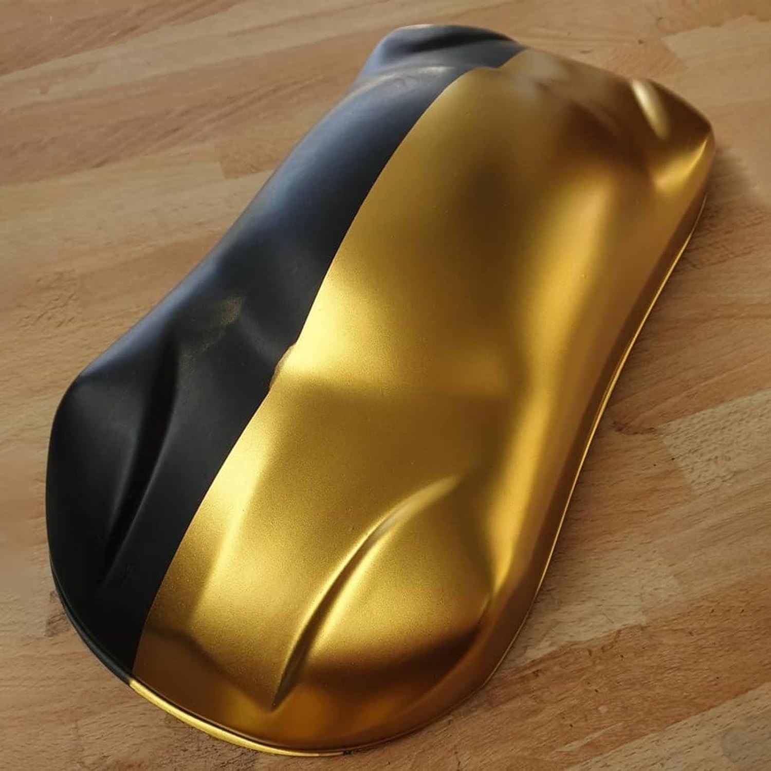 Metallic gold paint tin 300ml showcasing a smooth gold and black finish